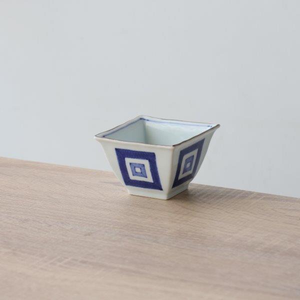 染付反り角小鉢 江戸紋/帯十草 | 和食器通販 有田焼 山忠｜おしゃれで