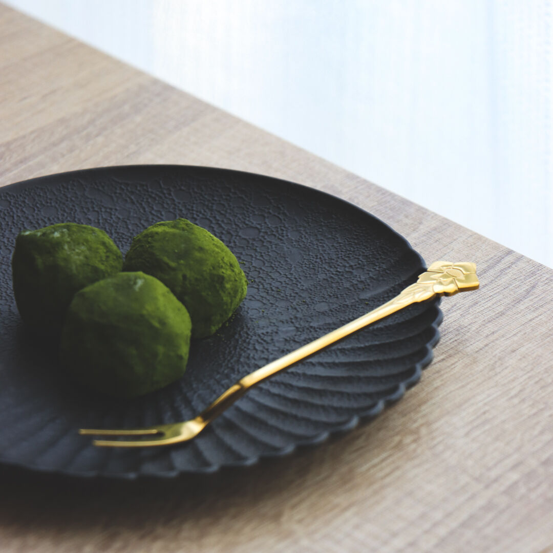 白/黒 泡化粧ハーフ菊割プレート 16cm | 和食器通販 有田焼 山忠