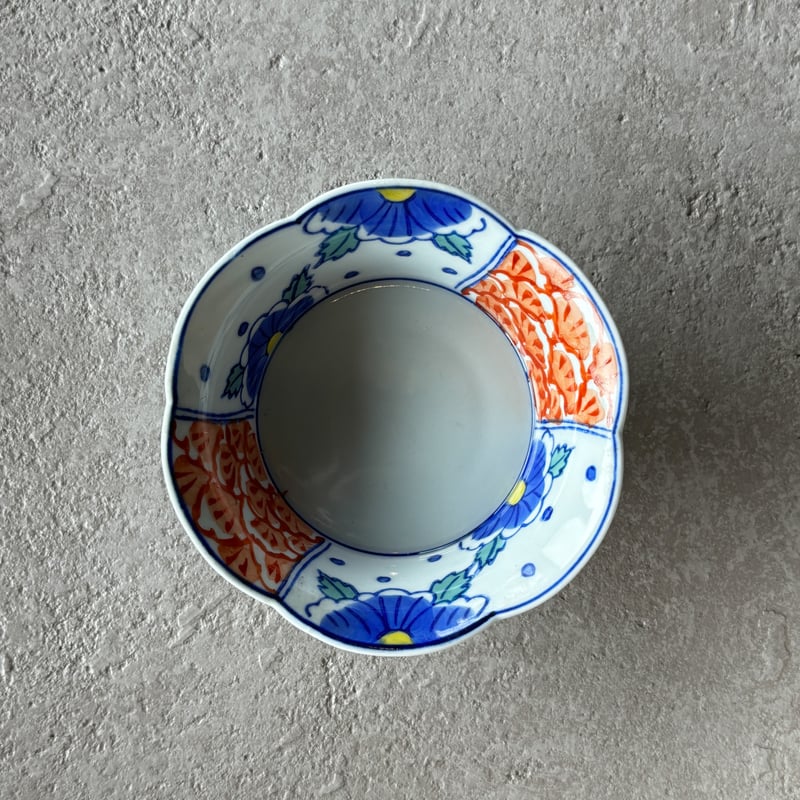 デッドストック品 50%OFF】菊絵 花型小鉢 | 有田焼 山忠 デッドストック品 50%OFF】菊絵 花型小鉢 | 有田焼 山忠