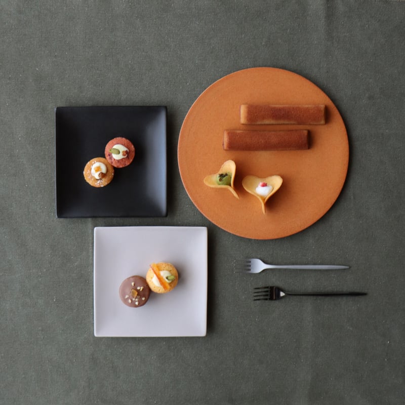 フラットプレート 墨黒/銀朱 | 和食器通販 有田焼 山忠｜おしゃれで