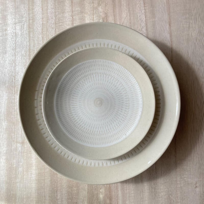 白刷毛飛び鉋 8寸皿 | 和食器通販 有田焼 山忠｜おしゃれでモダンな和