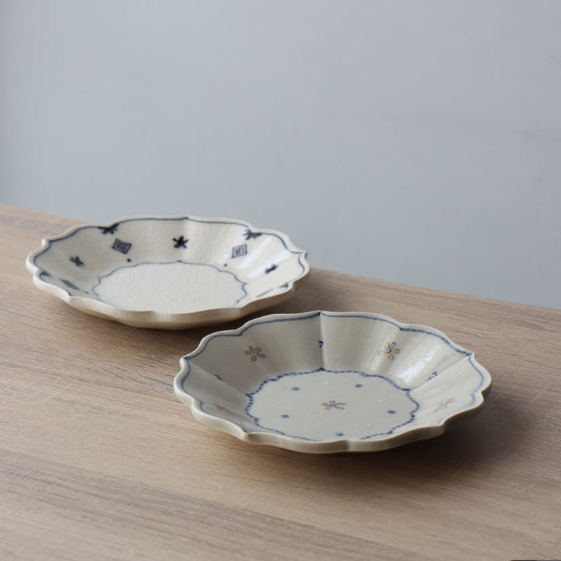 染錦 / 地紋小花 桔梗皿 | 和食器通販 有田焼 山忠｜おしゃれでモダン