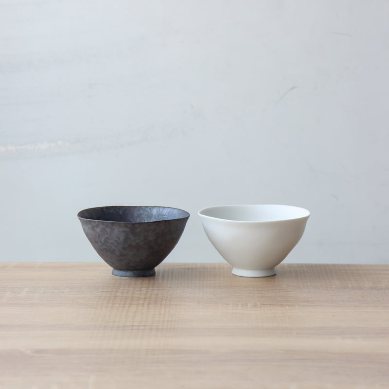 有田焼 夫婦茶碗 黒錆とスノーのペア茶碗【ギフトBOX入り】 | 和食器