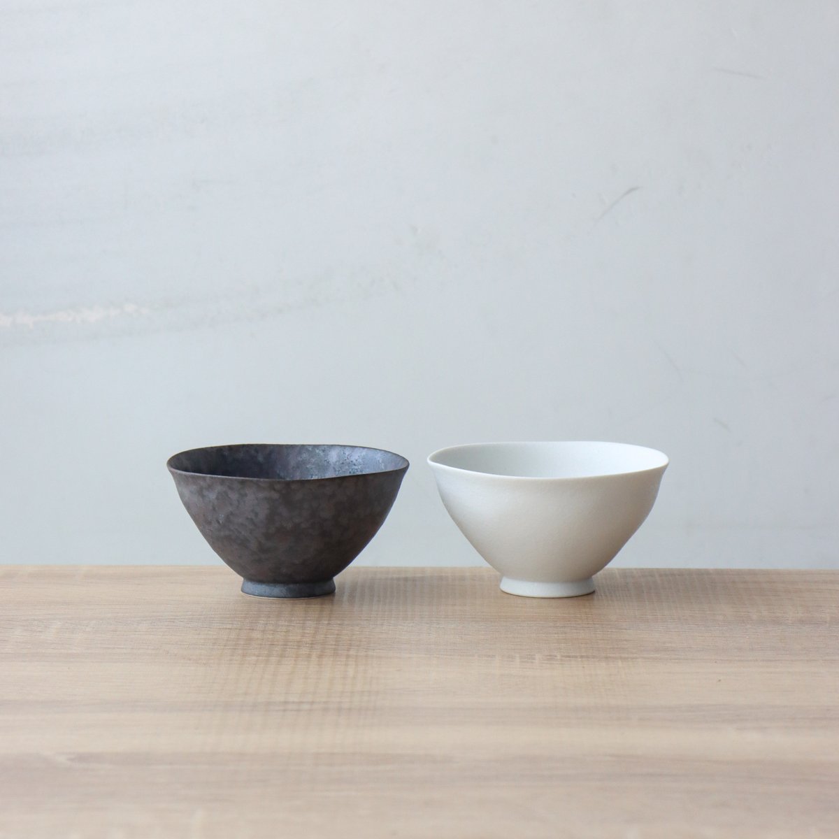 有田焼 夫婦茶碗 黒錆とスノーのペア茶碗【ギフトBOX入り】 | 和食器