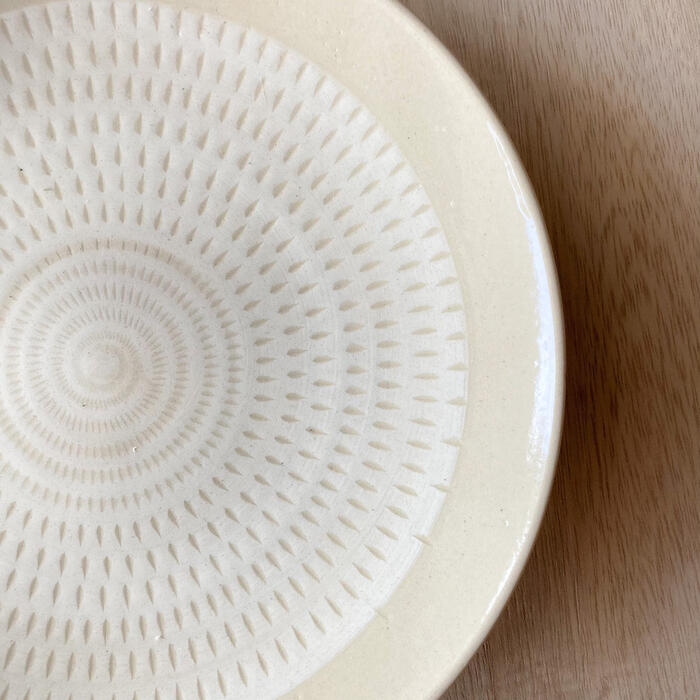 白刷毛飛び鉋 8寸皿 | 和食器通販 有田焼 山忠｜おしゃれでモダンな和