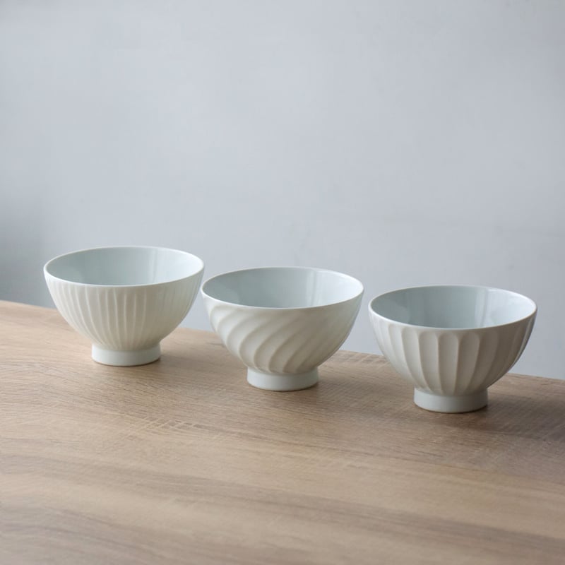 白磁手彫り 茶碗 うねり/草林/竹林 | 和食器通販 有田焼 山忠