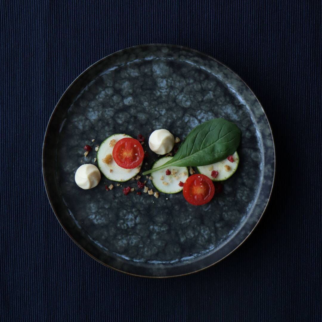 反りプレート 黒マットホワイト | 和食器通販 有田焼 山忠｜おしゃれで