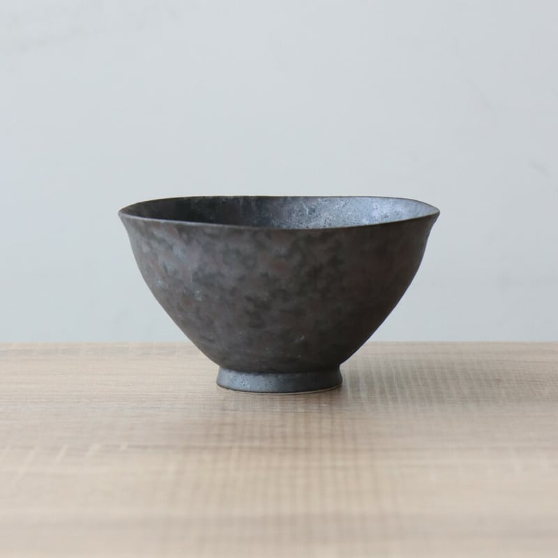 有田焼 黒サビ絞り茶碗 | 和食器通販 有田焼 山忠｜おしゃれでモダンな