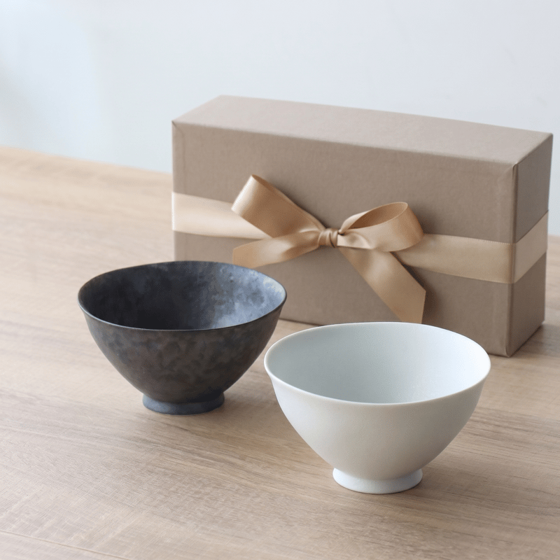 有田焼 夫婦茶碗 黒錆とスノーのペア茶碗【ギフトBOX入り】 | 和食器