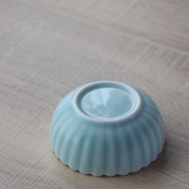 畑萬陶苑 モイスト青磁 菊割小鉢 | 和食器通販 有田焼 山忠｜おしゃれ