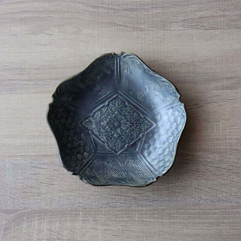 レリーフ地紋彫 5.5寸皿 朱巻/銀彩 /金彩 | 有田焼 山忠 レリーフ地紋彫 5.5寸皿 朱巻/銀彩 /金彩 | 有田焼 山忠