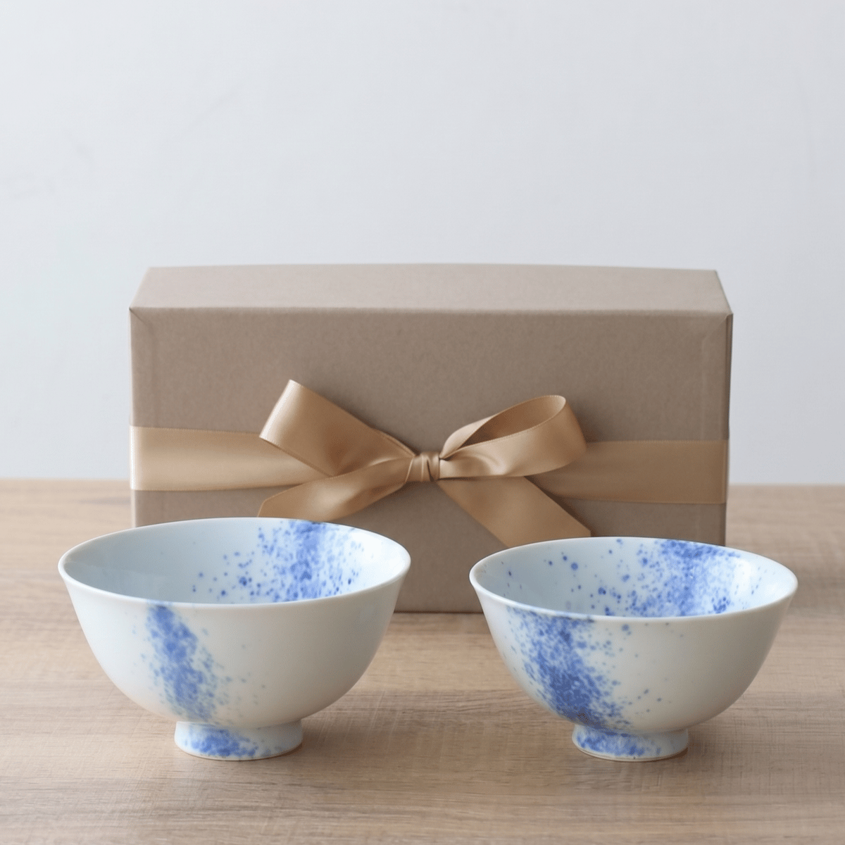 ギフト箱入】有田焼 夫婦茶碗 白マット呉須吹 大小ペアセット | 和食器