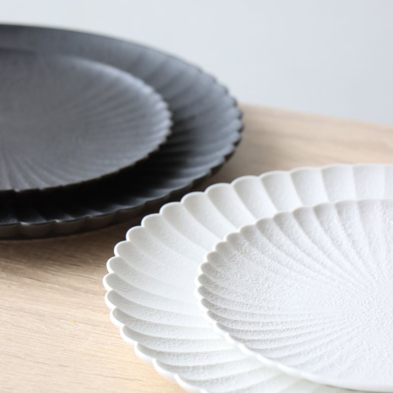 白/黒 泡化粧ハーフ菊割プレート 23㎝ | 和食器通販 有田焼 山忠