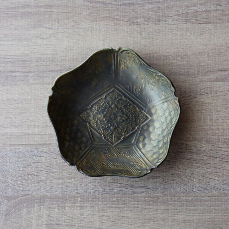 レリーフ地紋彫 5.5寸皿 朱巻/銀彩 /金彩 | 有田焼 山忠 レリーフ地紋彫 5.5寸皿 朱巻/銀彩 /金彩 | 有田焼 山忠