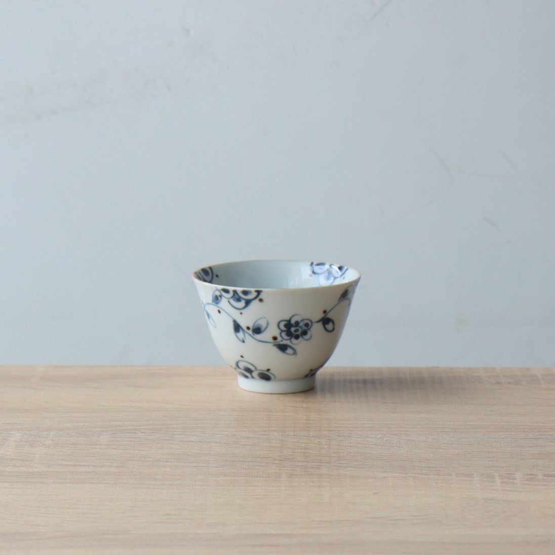 つる花唐草 反仙茶 | 和食器通販 有田焼 山忠｜おしゃれでモダンな和