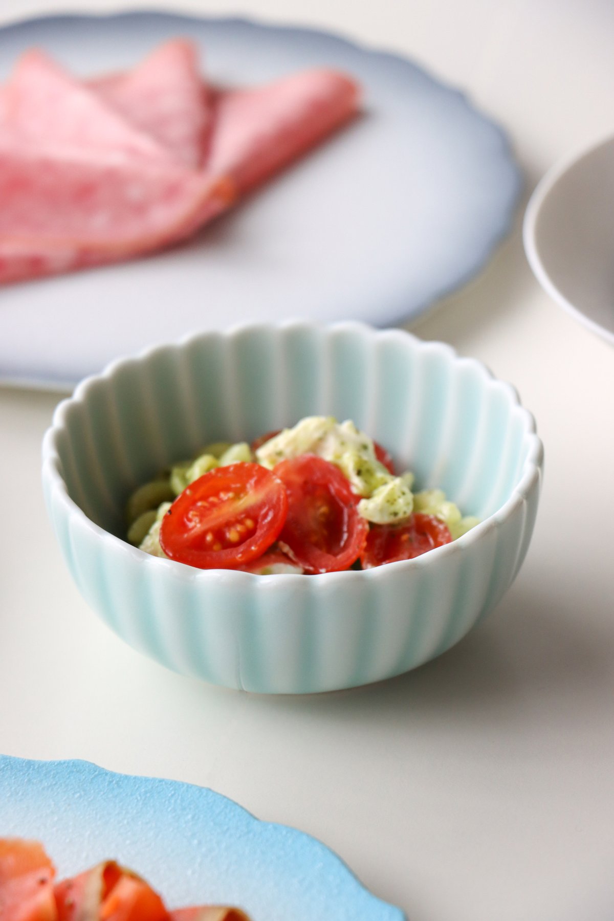 畑萬陶苑 モイスト青磁 菊割小鉢 | 有田焼 山忠 畑萬陶苑 モイスト青磁 菊割小鉢 | 有田焼 山忠