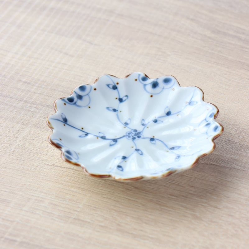 つる花唐草 花型手塩皿 | 和食器通販 有田焼 山忠｜おしゃれでモダンな