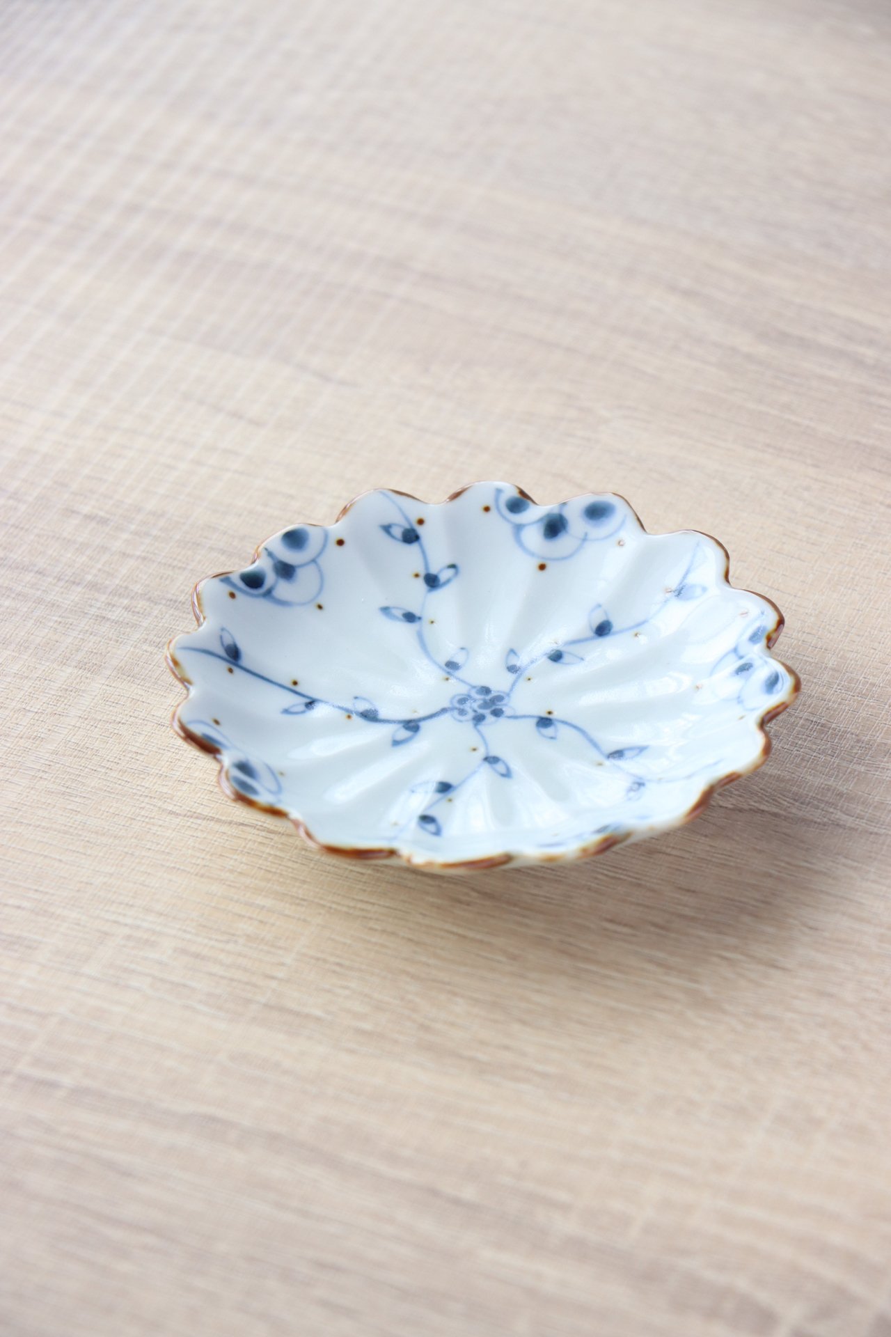 つる花唐草 花型手塩皿 | 和食器通販 有田焼 山忠｜おしゃれでモダンな