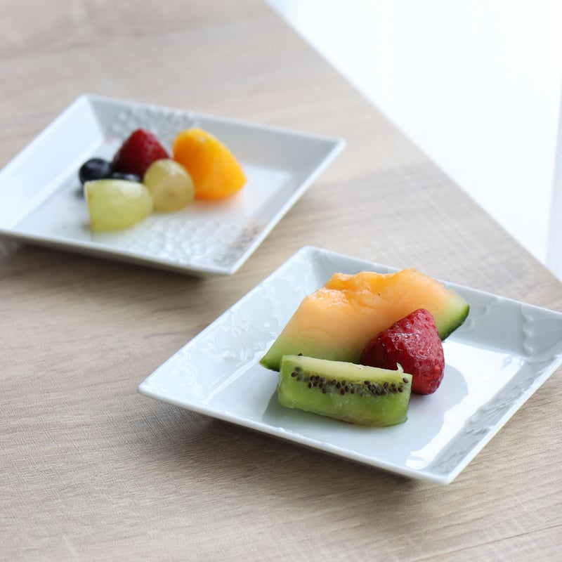 web陶器市限定セール品】一珍 菊紋 / 大輪菊 4.5寸角皿 | 有田焼 web陶器市限定セール品】一珍 菊紋 / 大輪菊 4.5寸角皿 | 有田焼