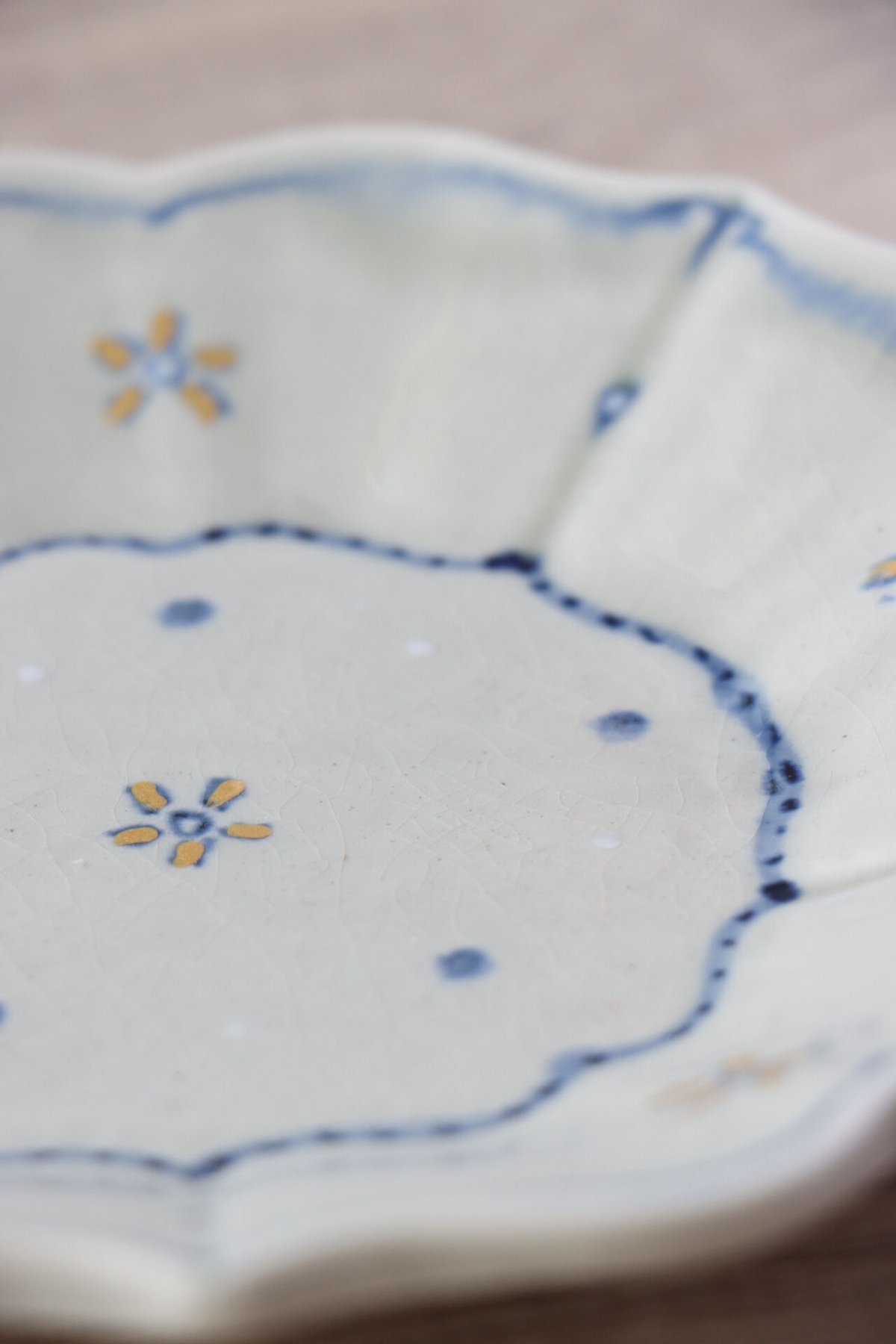 染錦 / 地紋小花 桔梗皿 | 和食器通販 有田焼 山忠｜おしゃれでモダン