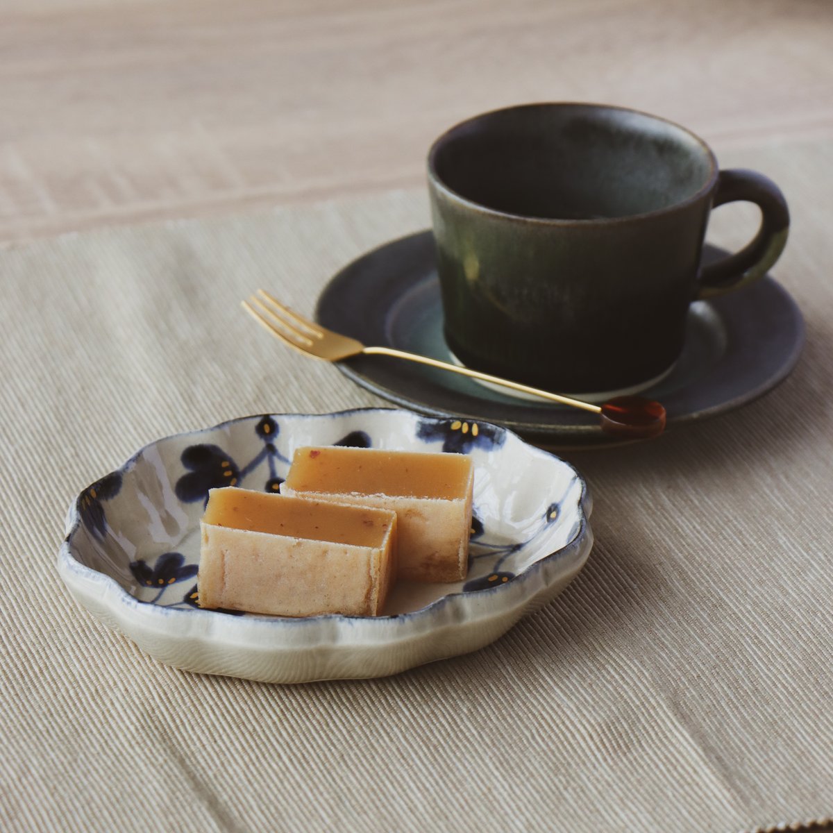 金彩草花紋 波渕楕円小皿 | 和食器通販 有田焼 山忠｜おしゃれでモダン