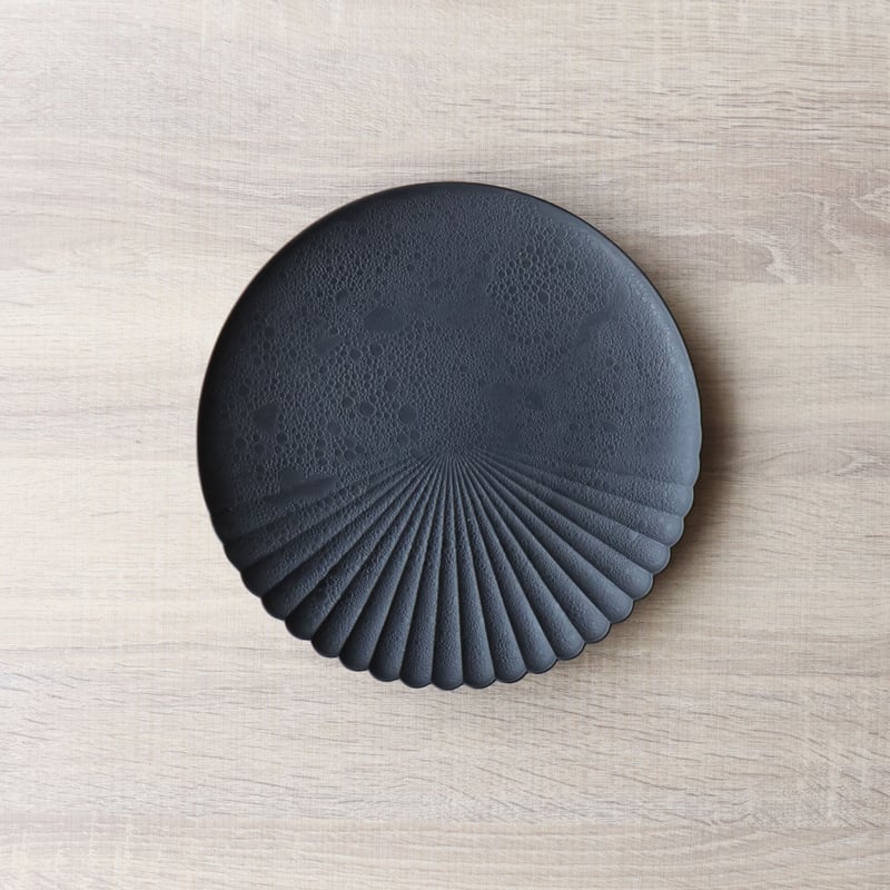 白/黒 泡化粧ハーフ菊割プレート 23㎝ | 和食器通販 有田焼 山忠