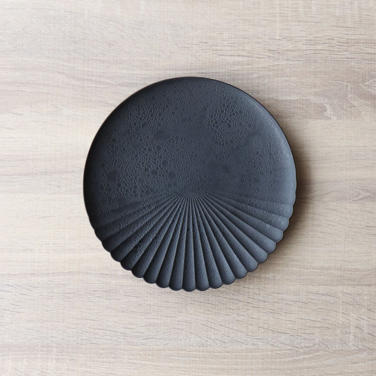 白/黒 泡化粧ハーフ菊割プレート 23㎝ | 和食器通販 有田焼 山忠