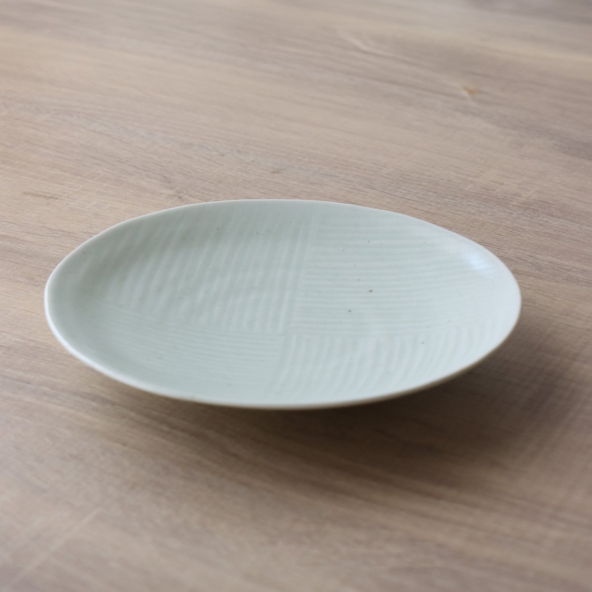 四方しのぎ灰釉7寸皿 | 和食器通販 有田焼 山忠｜おしゃれでモダンな和