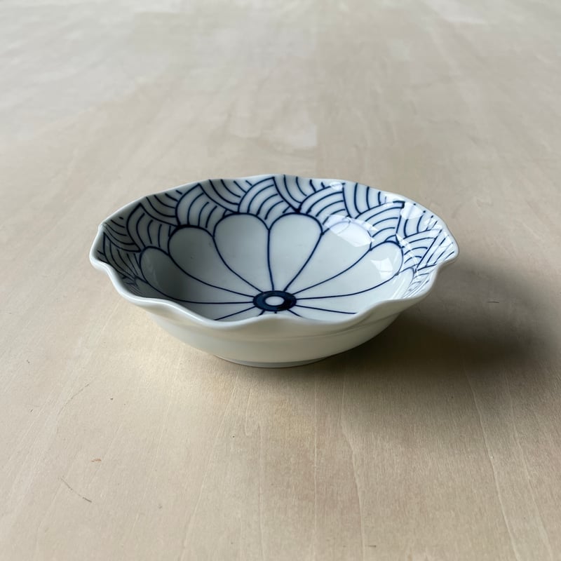 藍柿 五葉若葉に青海波文 輪花深皿 江戸中期染付藍柿右衛門四方波と水車図6.5寸皿 小ホツ,色薄め