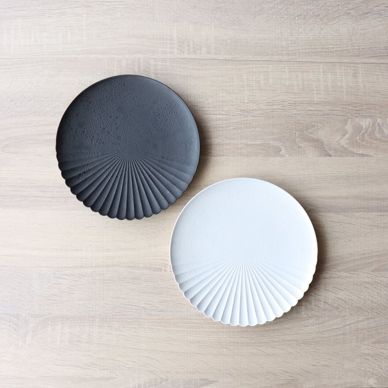 白/黒 泡化粧ハーフ菊割プレート 23㎝ | 和食器通販 有田焼 山忠