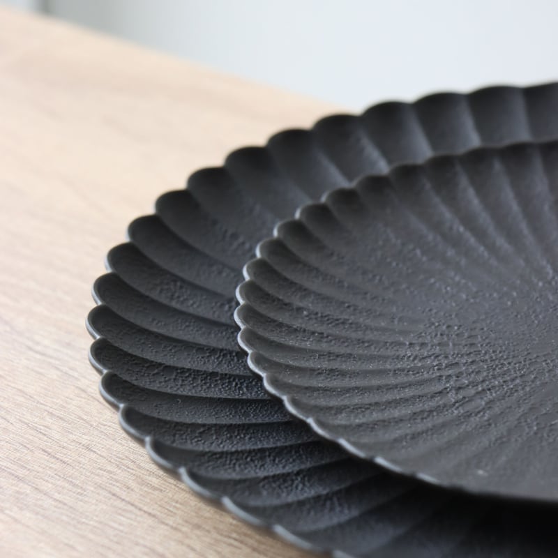 白/黒 泡化粧ハーフ菊割プレート 23㎝ | 和食器通販 有田焼 山忠