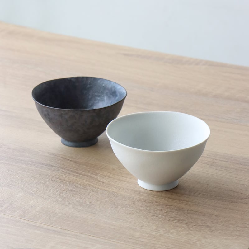 有田焼 夫婦茶碗 黒錆とスノーのペア茶碗【ギフトBOX入り】 | 和食器