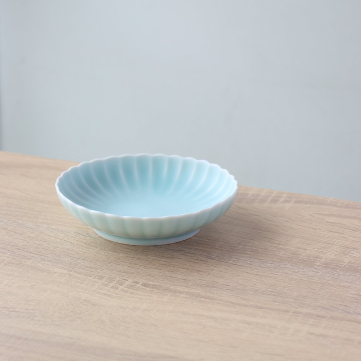 畑萬陶苑 モイスト青磁 菊割取皿 | 有田焼 山忠 畑萬陶苑 モイスト青磁 菊割取皿 | 有田焼 山忠