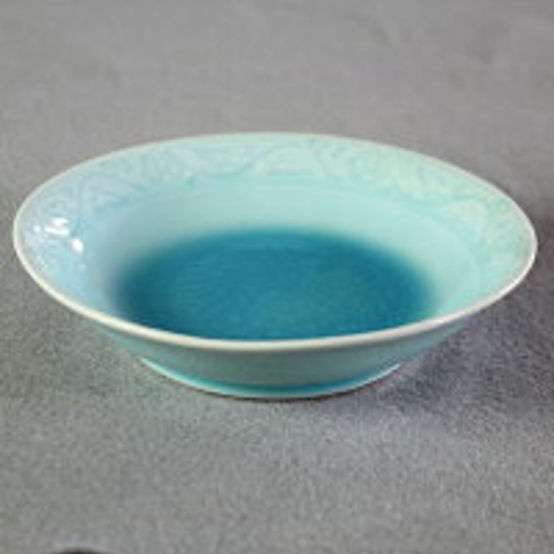 有田焼 青磁唐草彫 13cm 丸皿 | 和食器通販 有田焼 山忠｜おしゃれで