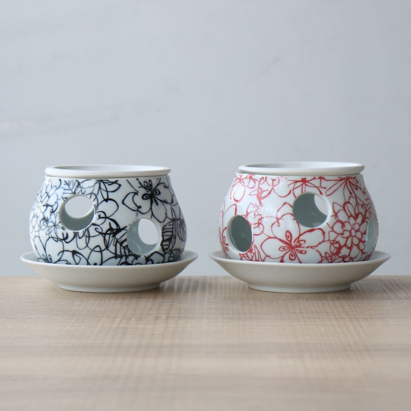355 赤と白の花柄 陶器の壺　薩摩武山 355 赤と白の花柄 陶器の壺 薩摩武山 355 赤と白