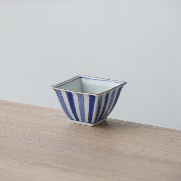 染付反り角小鉢 江戸紋/帯十草 | 和食器通販 有田焼 山忠｜おしゃれで