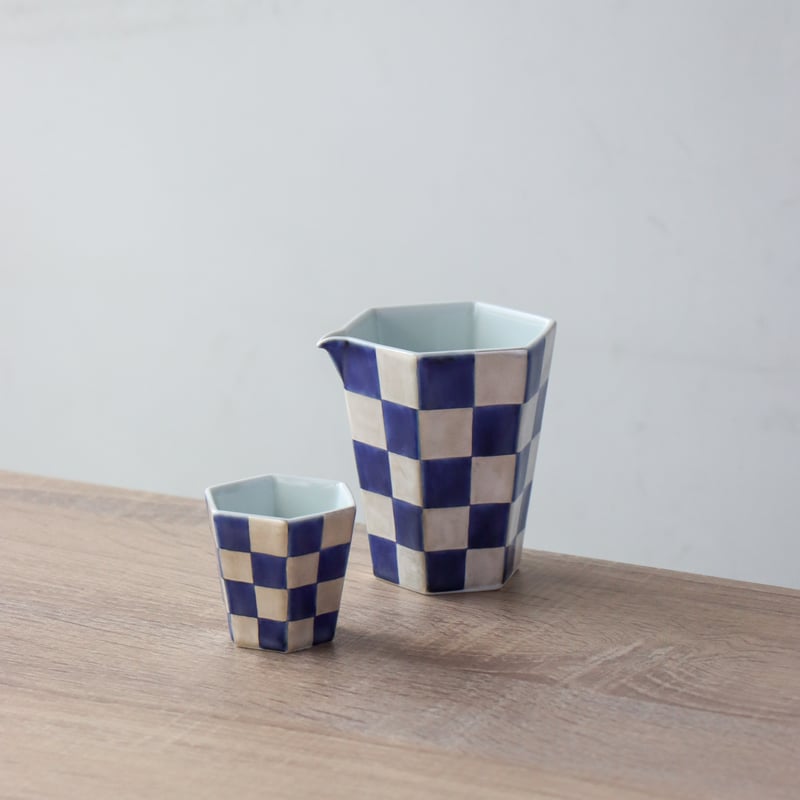 銀彩染付市松 六角 片口酒器 / 酒盃 | 和食器通販 有田焼 山忠