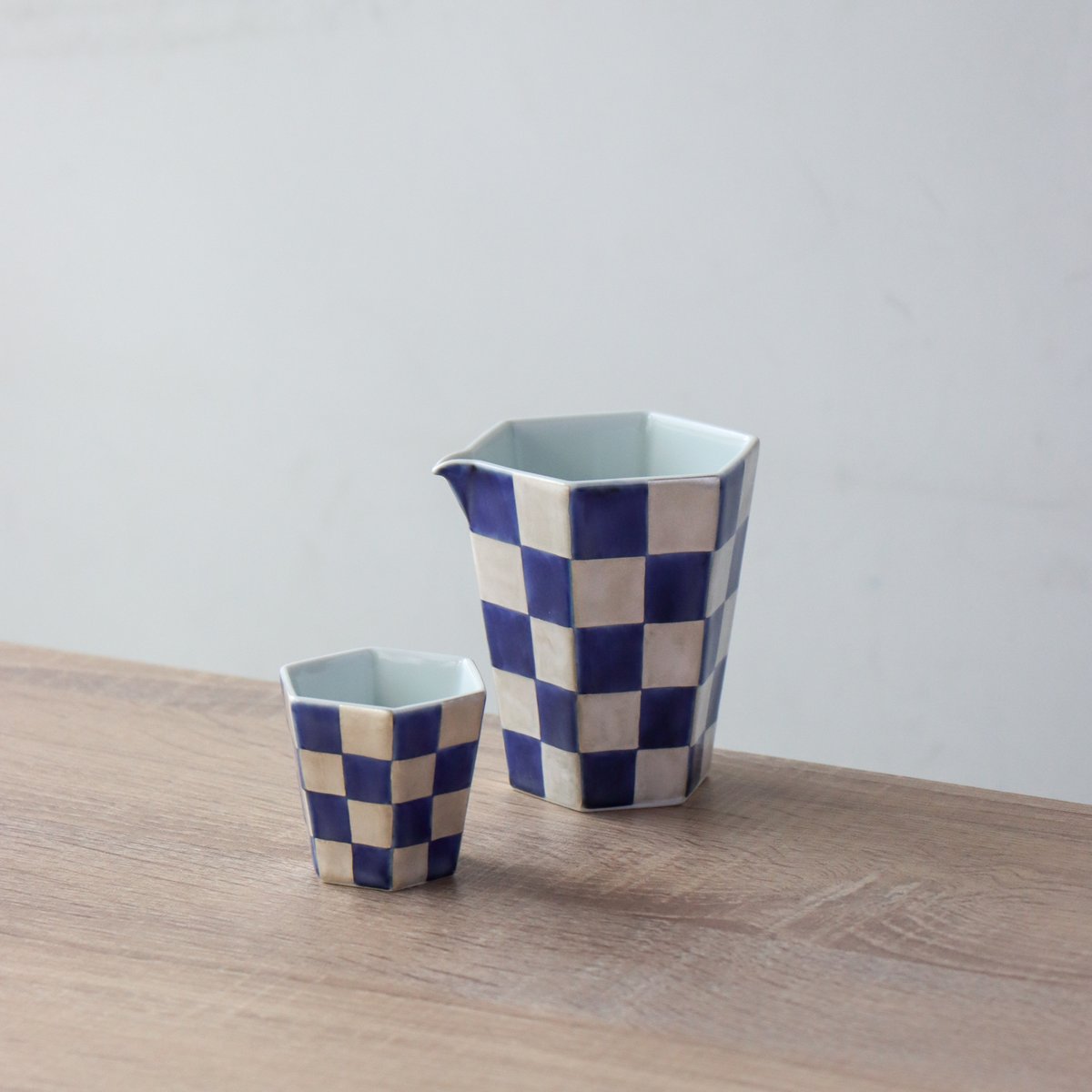 銀彩染付市松 六角 片口酒器 / 酒盃 | 和食器通販 有田焼 山忠