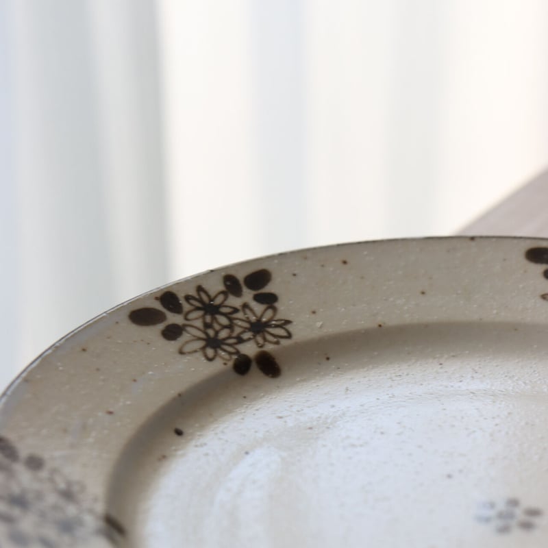 セピアフラワー リムプレート 18cm/24cm | 和食器通販 有田焼 山忠