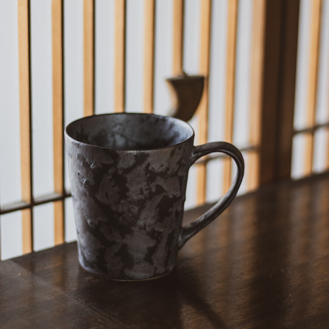 つき立てマグカップ(大) 黒サビ絞り | 和食器通販 有田焼 山忠