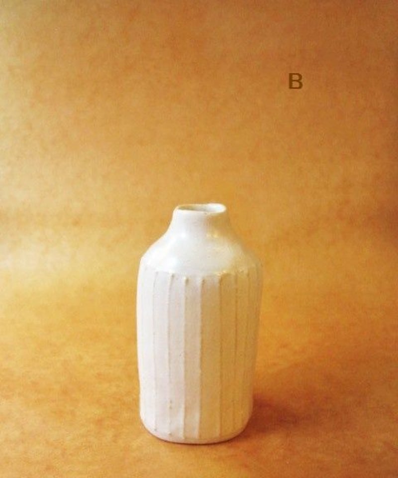 一輪挿し アンティークボトル型 白マット | うつわ と ざっか 器人器人