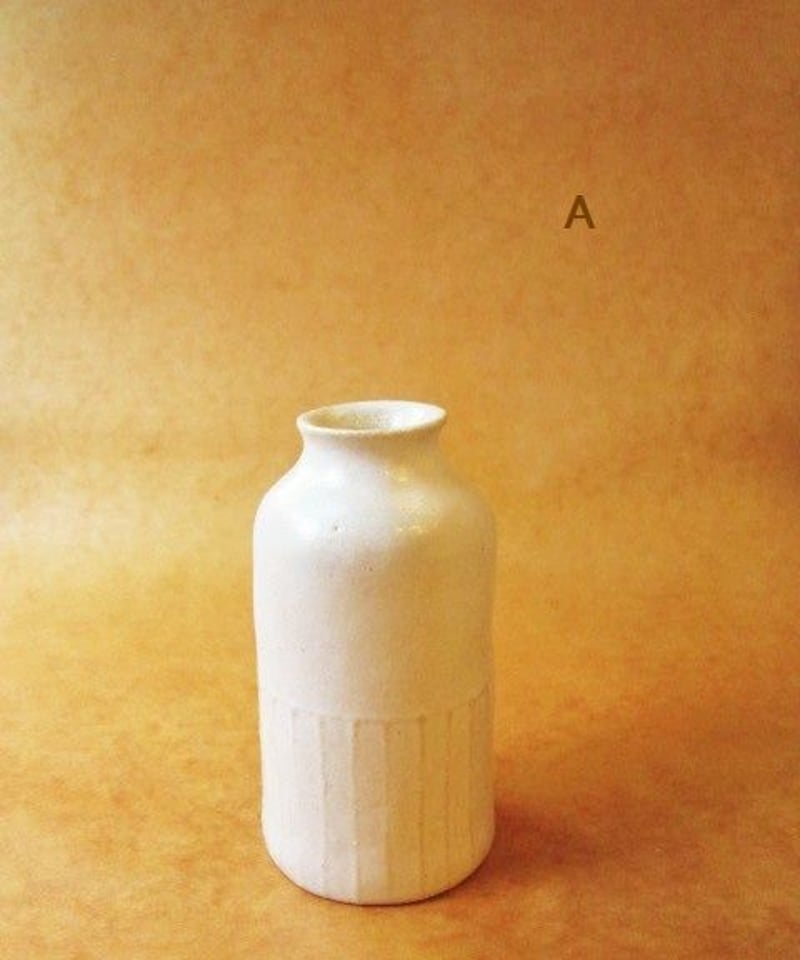 一輪挿し アンティークボトル型 白マット | うつわ と ざっか 器人器人