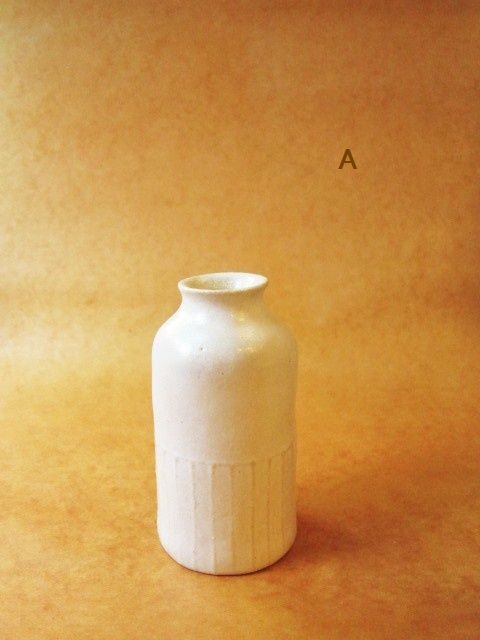 一輪挿し アンティークボトル型 白マット | うつわ と ざっか 器人器人