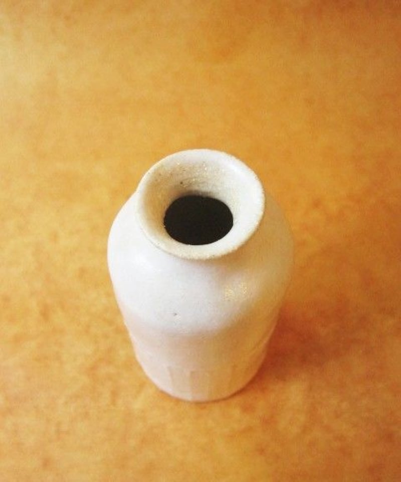 一輪挿し アンティークボトル型 白マット | うつわ と ざっか 器人器人