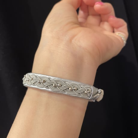 WHITE MB限定　ねじりつぶつぶブレス