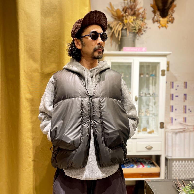 FEAT Vネックダウンベスト | THE M.B