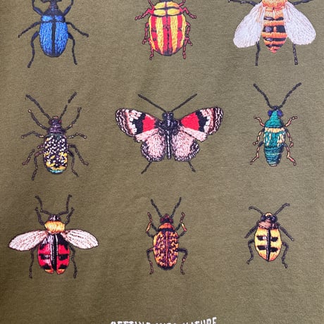 ユニセックス虫バックプリントTシャツ
