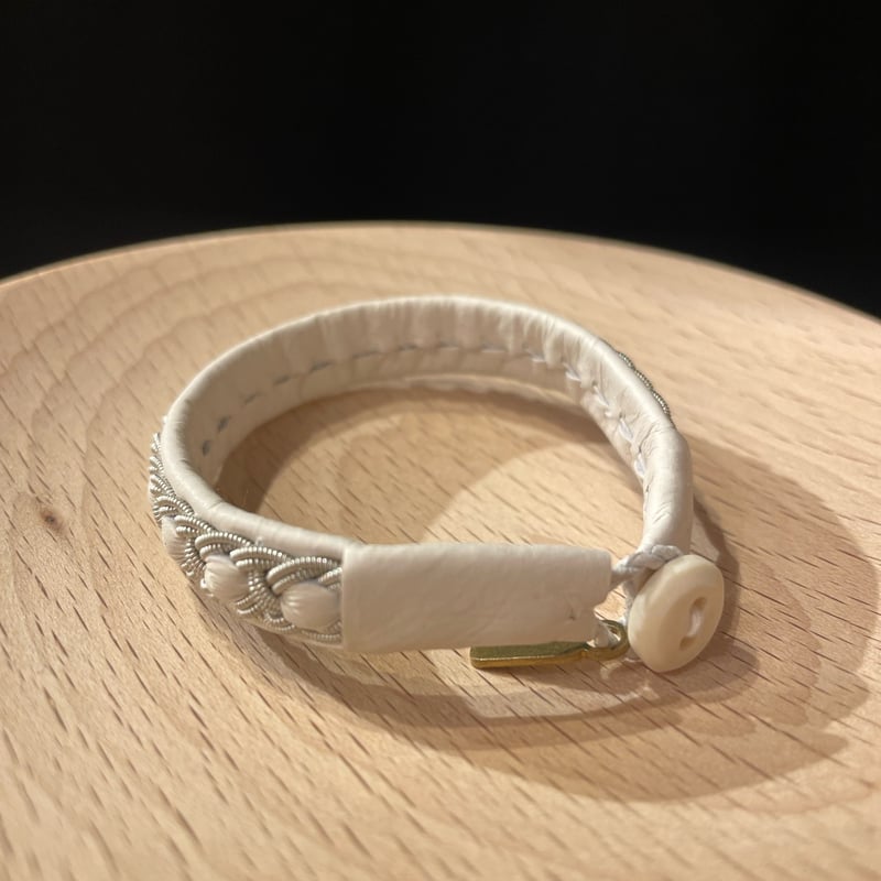 MB限定WHITEレザー YOHEI NOGUCHI 真ん中ステッチブレス | THE M.B