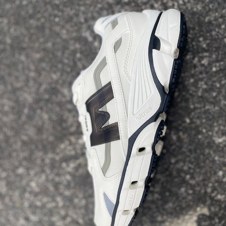KARHU NEW ハイテクレトロモードスニーカー