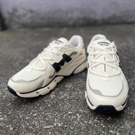 KARHU NEW ハイテクレトロモードスニーカー